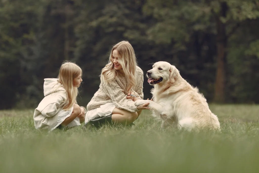 criança autista com um golden retriever