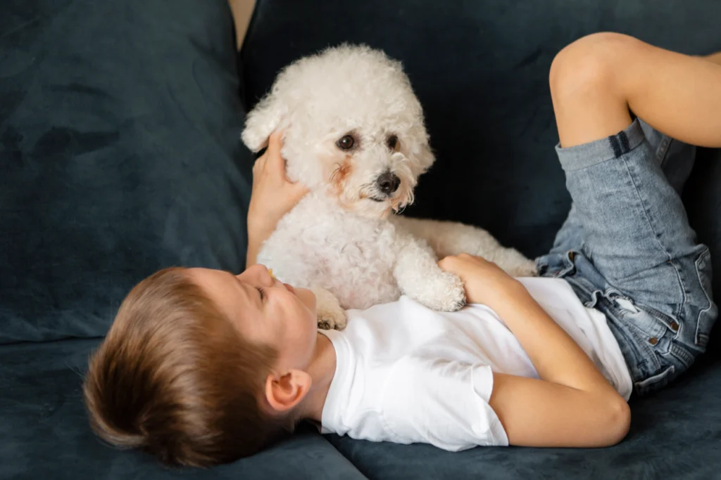 crianca autista com um poodle