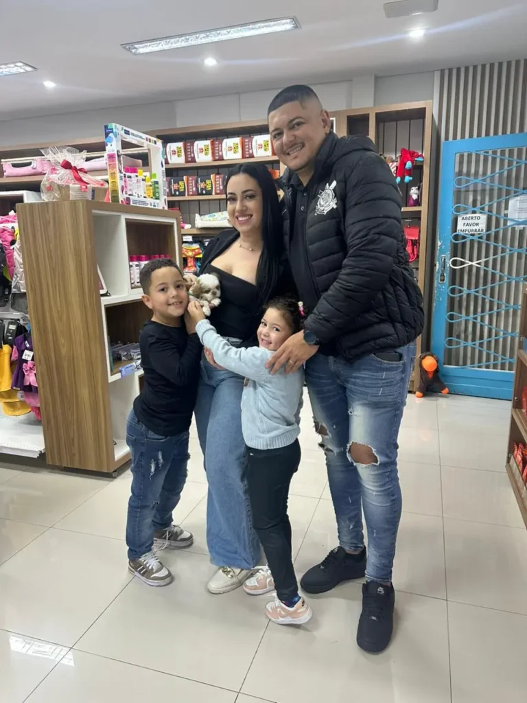 Novo tutor segurando seu filhote, em um local seguro e confiável em curitiba