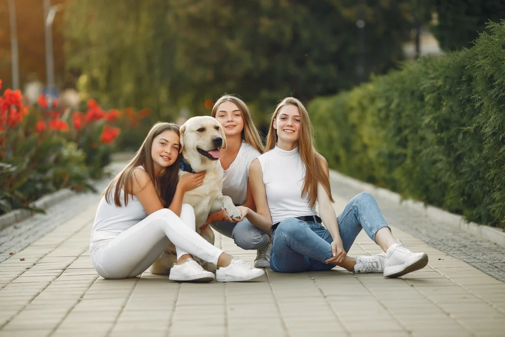 linda familia feliz com seu cachorro