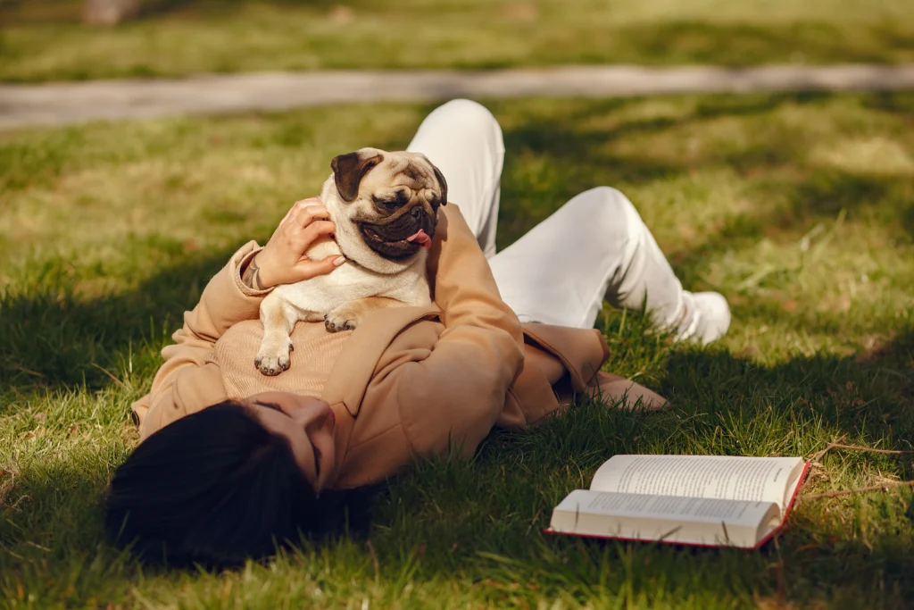 mulher com seu lindo cachorro no parque