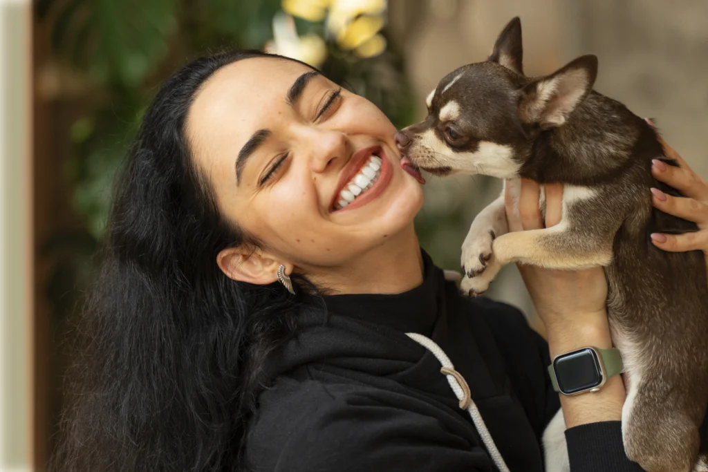 Tutor sorrindo ao lado de um cão, representando a convivência harmoniosa