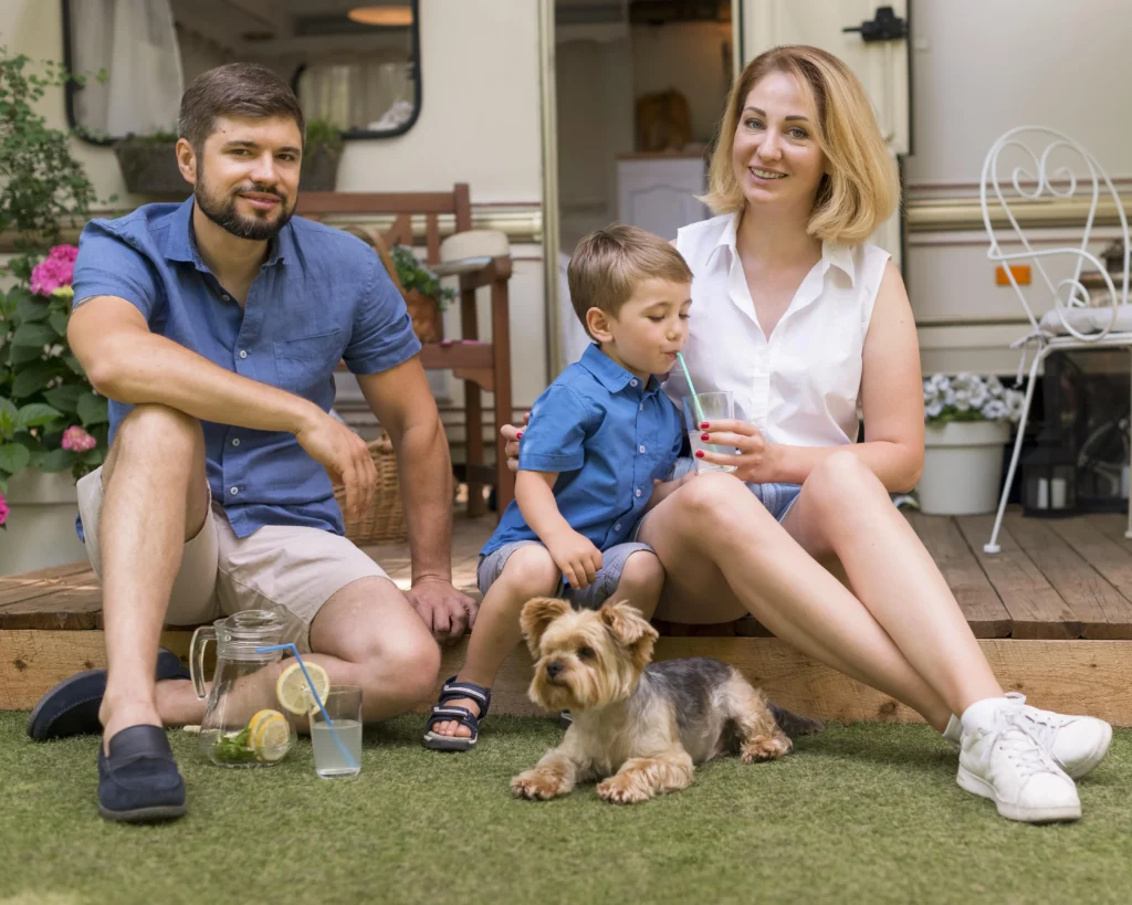 familia linda com seu cachorro de raça pura