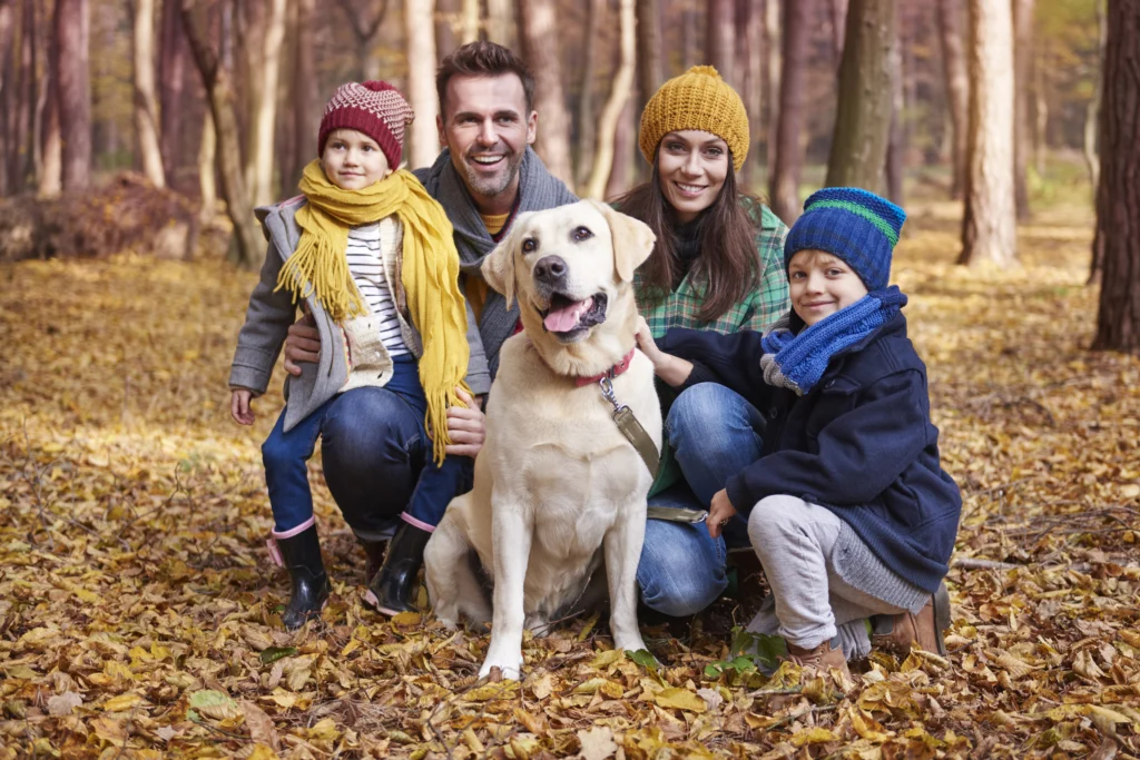 familia feliz com seu cachorro de raça